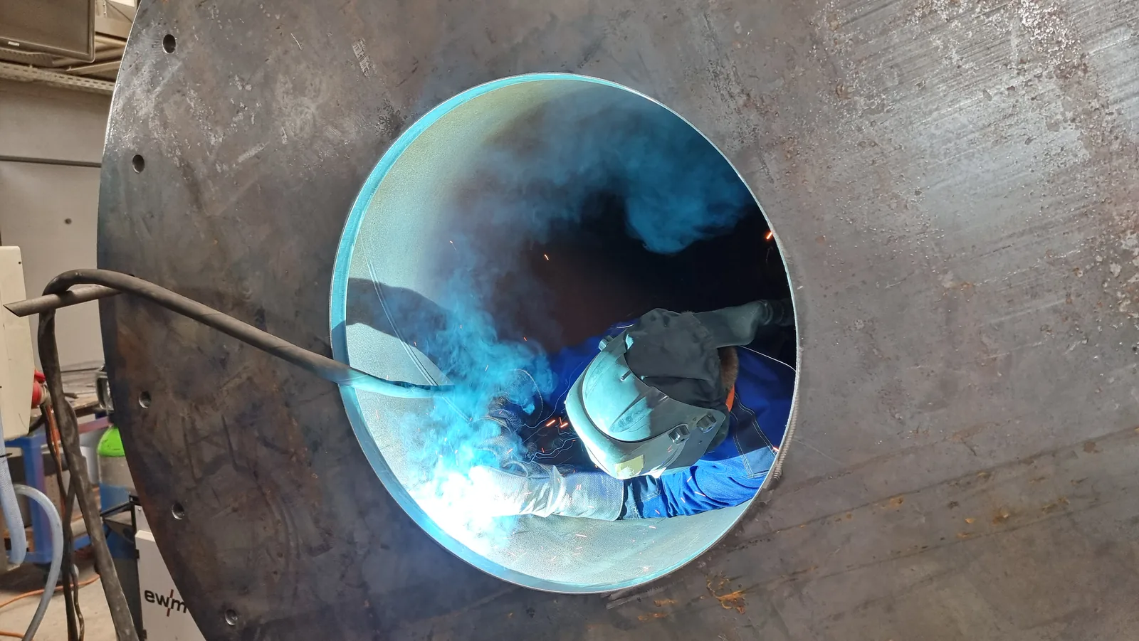 Schweißer arbeitet im Inneren der Stahlsäule