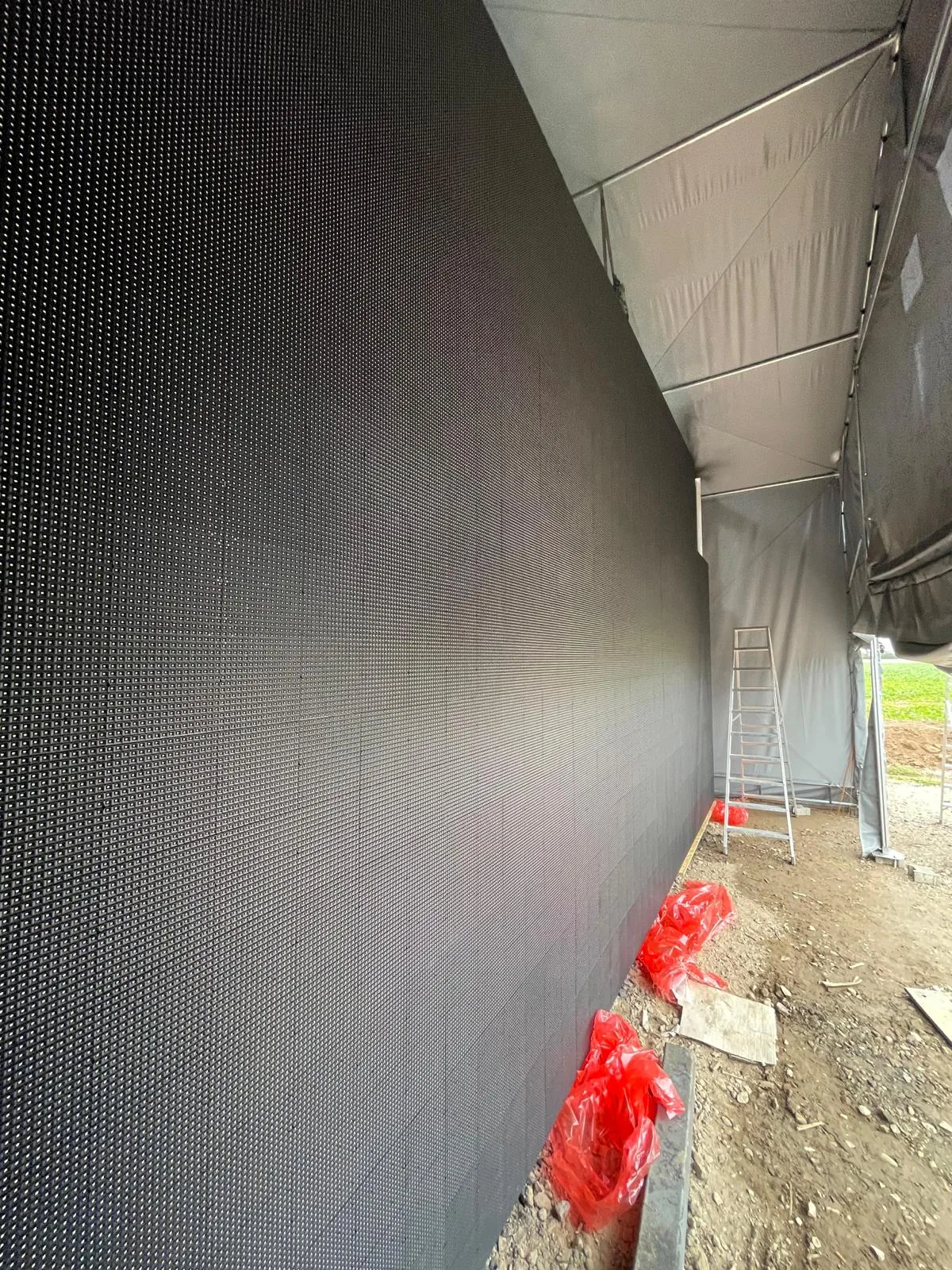 Rückseite der LED-Fläche im Zelt mit Leiter