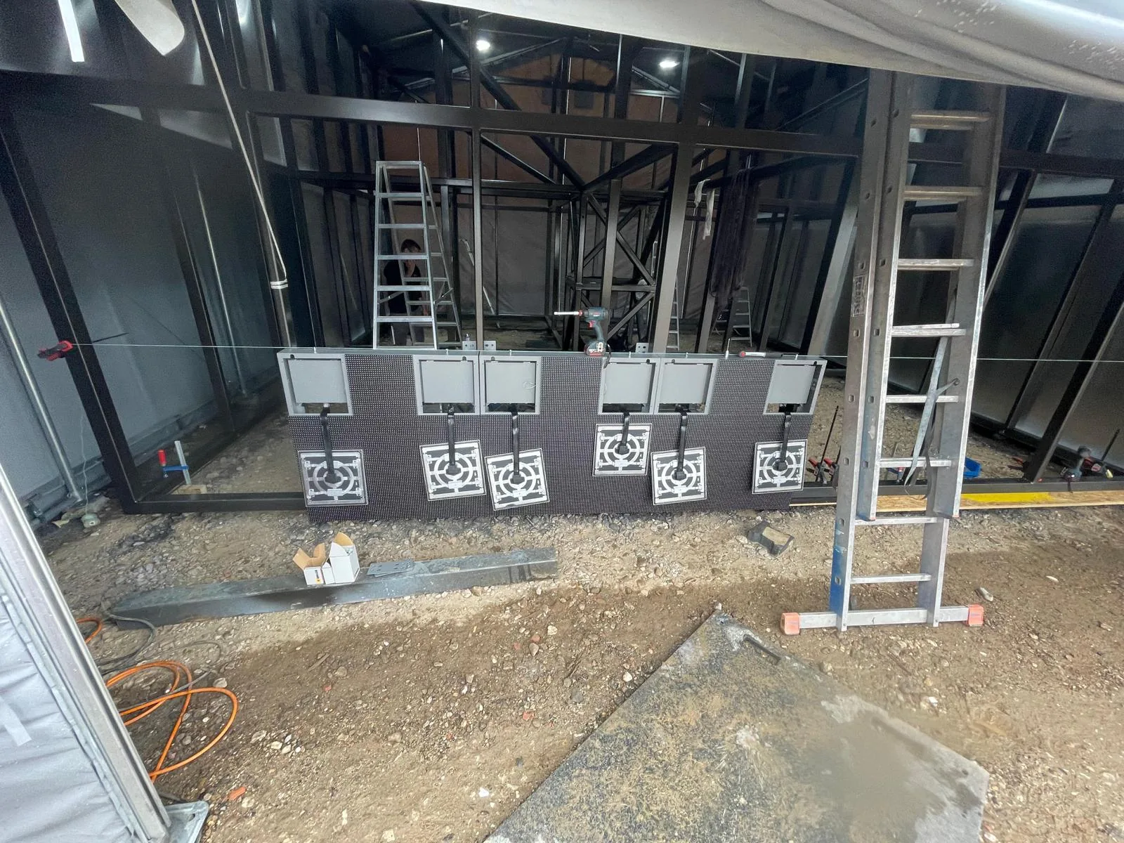 Der Kubus im Zelt vor der Halle, unten die ersten Kabinette und die Kabel