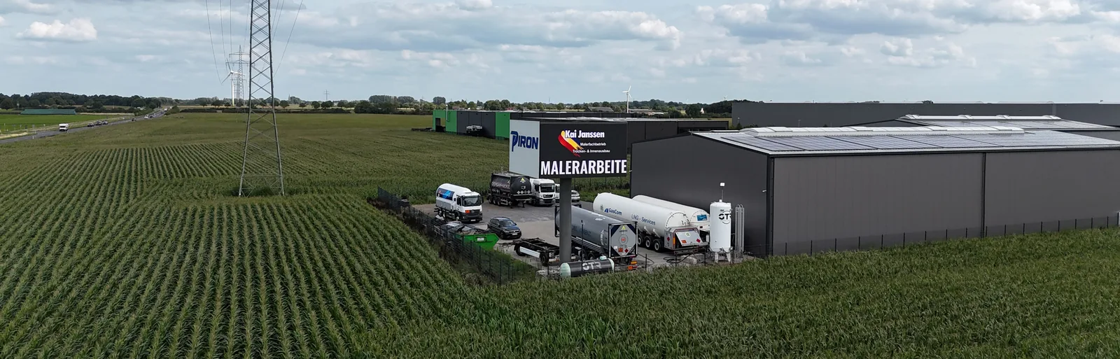 Luftbild des Firmengeländes von der Feldseite, die Wall zeigt einen Spot