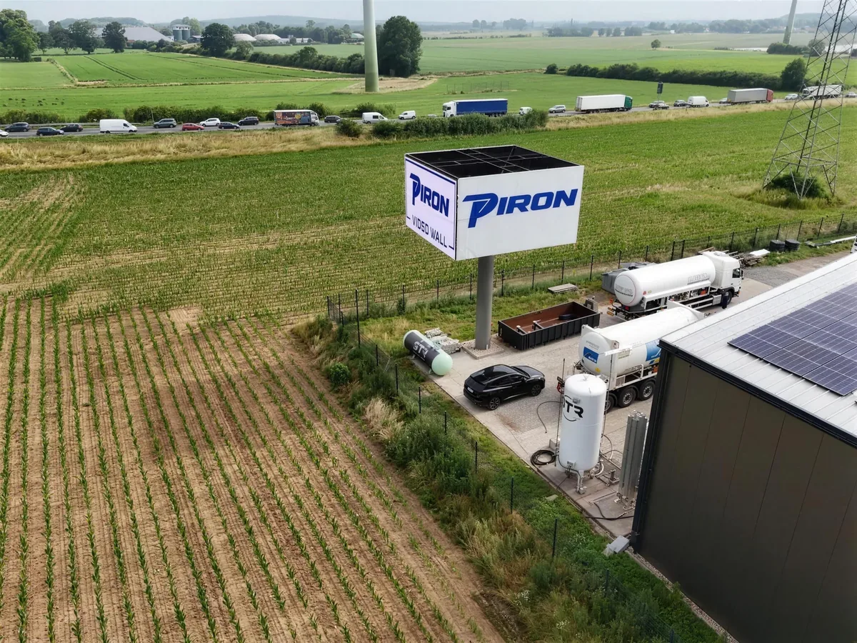 Die Wall von oben mit Blick auf Halle, Tankfahrzeuge und den Tweestrom mit Lkw und Pkw