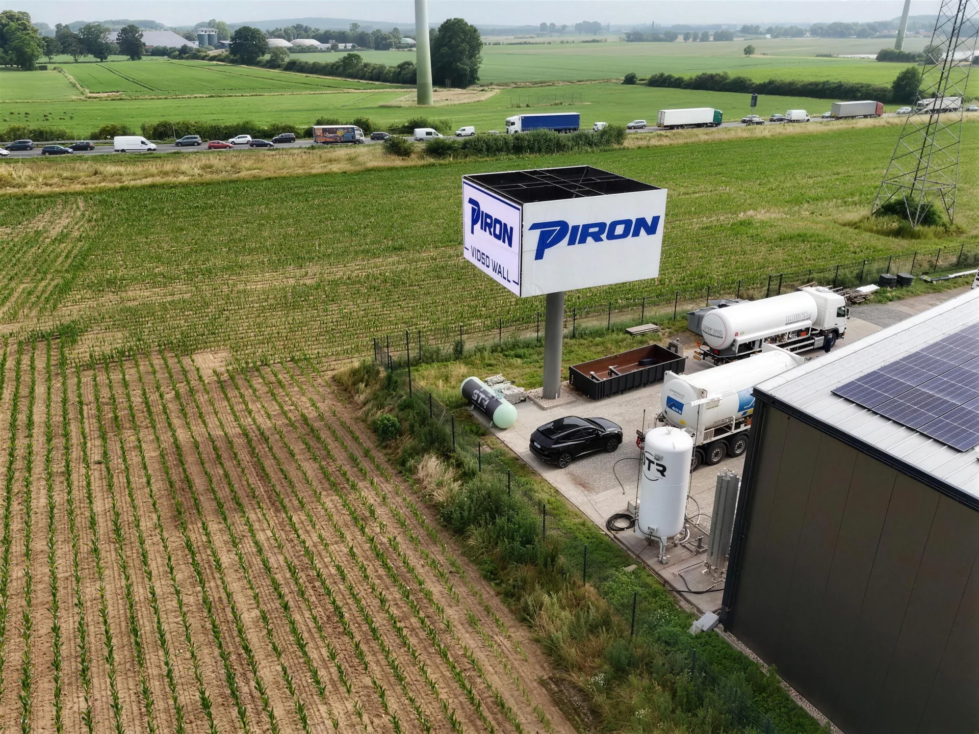 Die Wall von oben mit Blick auf Halle, Tankfahrzeuge und den Tweestrom