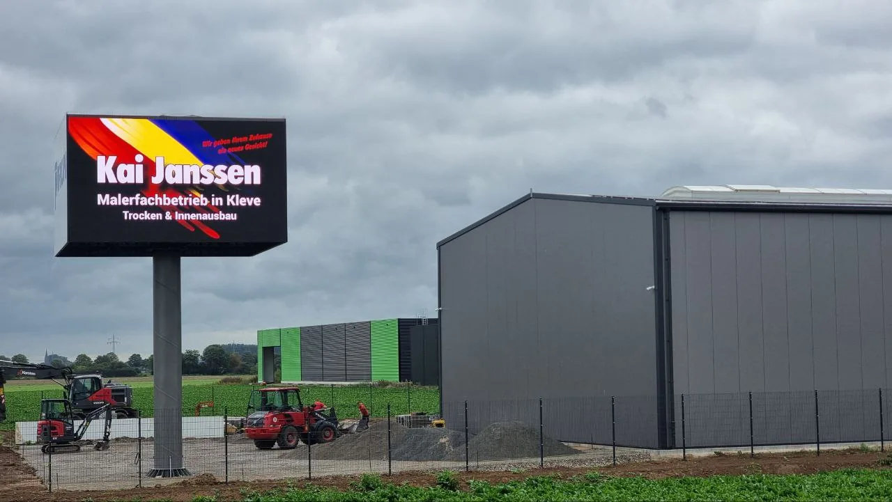 Spot des Malerbetriebs Kai Janssen auf der Wall, daneben die Halle