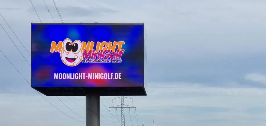 Spot von Moonlight Minigolf auf der Wall