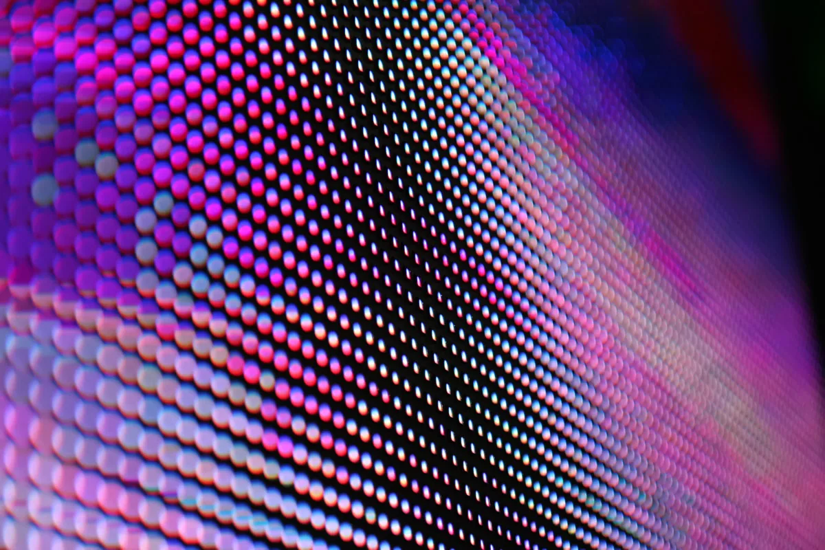 Nahaufnahme der LED-Pixel in Magenta, Blau und Weiß